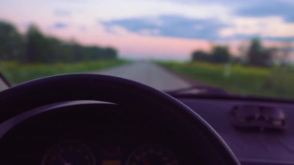 Κάποιος Οδηγεί Αυτοκίνητο Μέσα Από Αυτοκινητόδρομο Ηλιόλουστο Βράδυ — Αρχείο Βίντεο