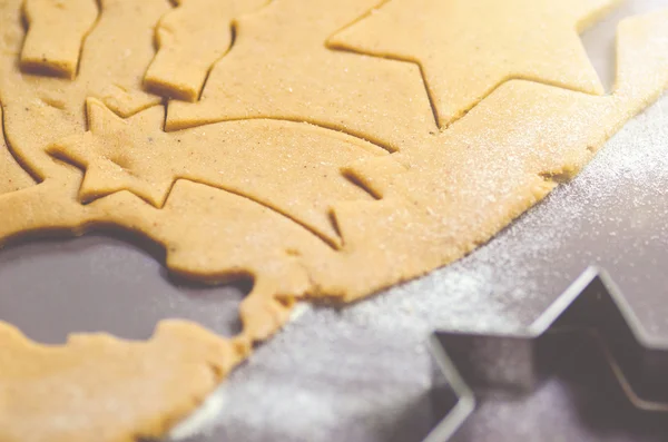 Αφηρημένα φόντο τροφίμων Χριστούγεννα με τα cookies καλούπια και το αλεύρι. Ψήσιμο Χριστουγέννων μπισκότα - τραπέζι, κόπτες μπισκότων και τα cookies. — Φωτογραφία Αρχείου