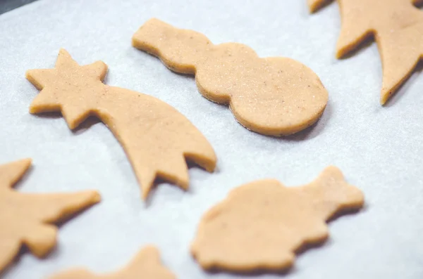 Résumé Fond alimentaire de Noël avec moules à biscuits et farine. Cuisson de biscuits de Noël - table, coupe-biscuits et biscuits . — Photo