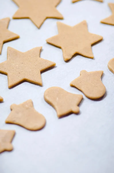 Abstract Christmas food background with cookies molds and flour. Baking Christmas cookies - table, cookie cutters and cookies. — Stock Photo, Image