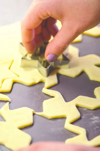 Abstract Christmas food background with cookies molds and flour. Baking Christmas cookies - table, cookie cutters and cookies. — Stock Photo, Image