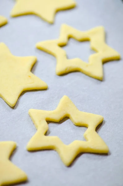 Christmas food background with cookies molds and flour. Baking Christmas cookies - table with star snowflake cookie. — Stock Photo, Image