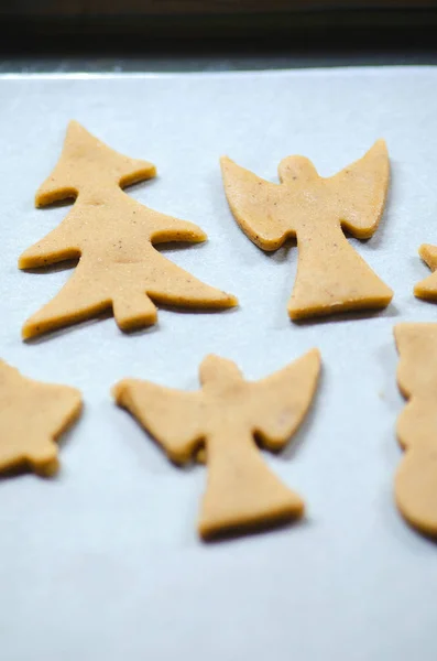 Résumé Fond alimentaire de Noël avec moules à biscuits et farine. Cuisson de biscuits de Noël - table, coupe-biscuits et biscuits . — Photo