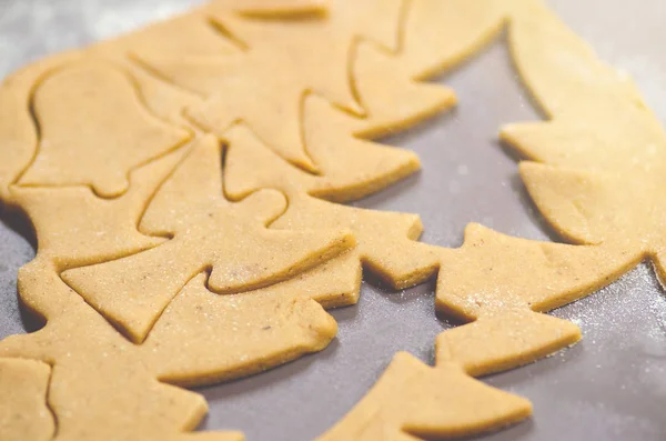 Abstract Christmas food background with cookies molds and flour. Baking Christmas cookies - table, cookie cutters and cookies. — Stock Photo, Image
