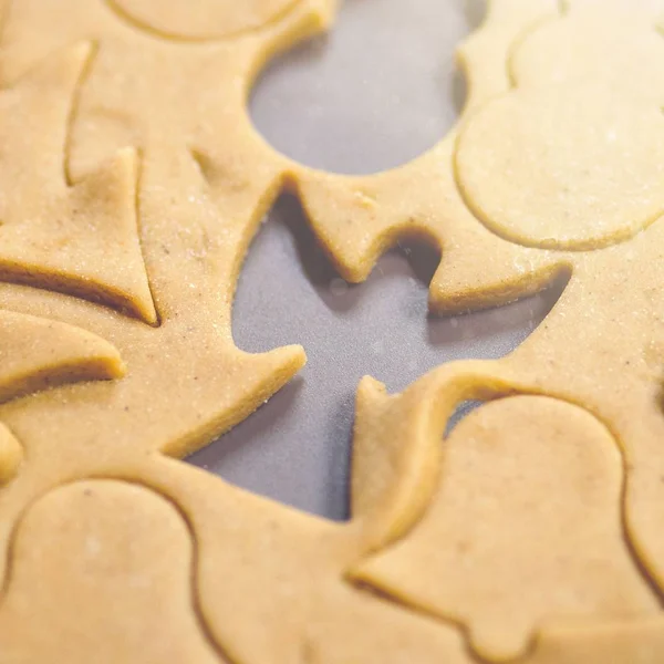 Résumé Fond alimentaire de Noël avec moules à biscuits et farine. Cuisson de biscuits de Noël - table, coupe-biscuits et biscuits . — Photo