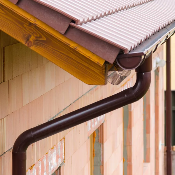 Fästmarginal hus hörnet. Metall takfot på tak — Stockfoto