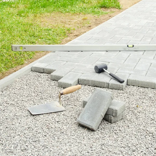 Кам'яні блоки з інструментом для укладання тротуарів. концепція архітектора — стокове фото