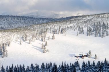 Akşam kış karlı dağlar arka plan manzara. Kış tatil kavramı.