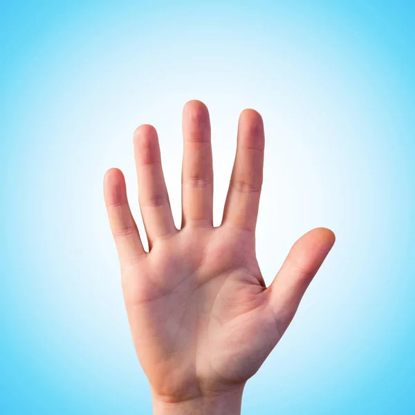 Mann geöffnete Hand zeigt fünf Finger auf blauem Hintergrund — Stockfoto