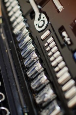 Çeşitli araçlar tamirci durumunda asılı çalışır. Ev inşaat kavramı.