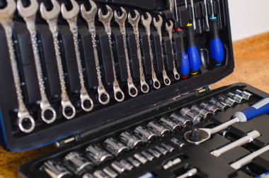 Çeşitli araçlar tamirci durumunda asılı çalışır. Ev inşaat kavramı.