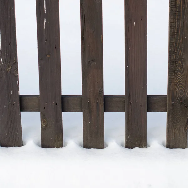 Oude houten hek omringd door sneeuw. Kerst en winter concept. — Stockfoto