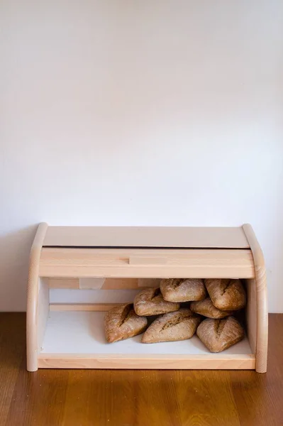 Färsk baquette bröd i trä skrin kopia utrymme bakgrund — Stockfoto