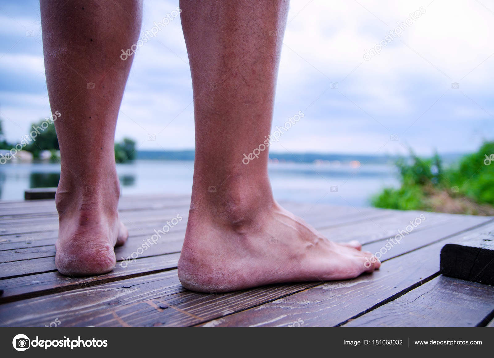 еле стоял на ногах. босые стопы повешенной женщины. гладкие мужские ноги. виброгимнастика академика микулина секрет активного долголетия. крепко стоять на ногах.