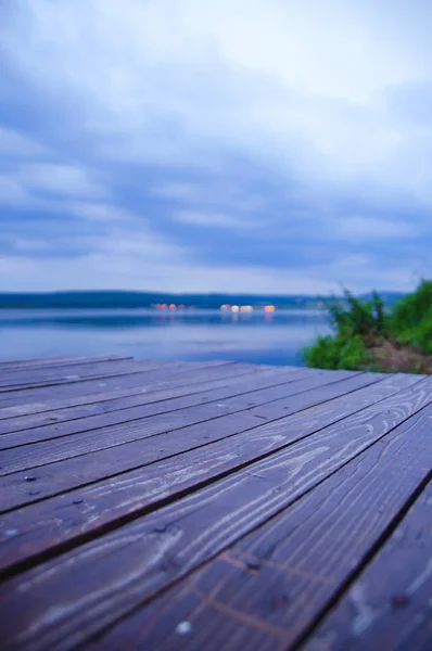 Dřevěná dok na jezeře — Stock fotografie