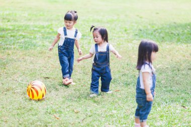 2-3 yıl eski top oynamak Bahçe sevimli çocuklar