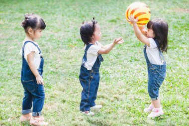 2-3 yıl eski top oynamak Bahçe sevimli çocuklar