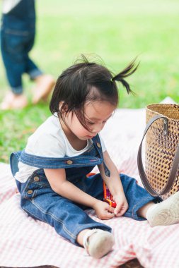 Şirin Bebek kız 2 yıl yaşlı piknik battaniye var oynamak