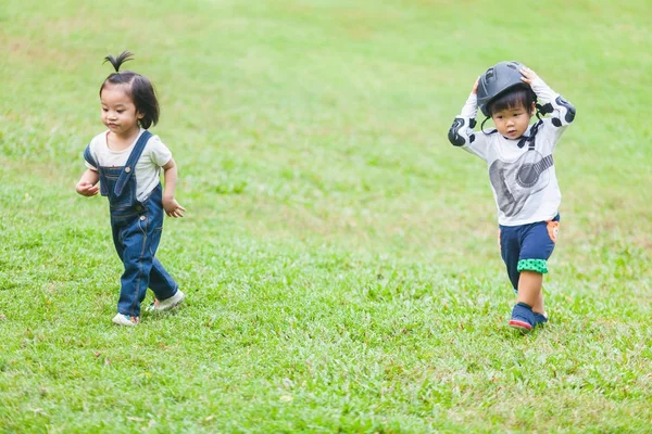 Niños lindos 2-3 años corriendo en el jardín —  Fotos de Stock