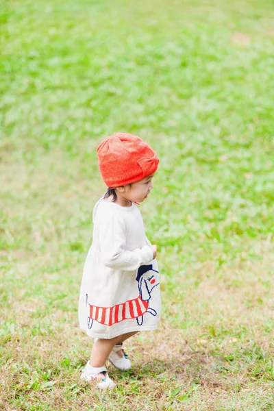 Fille mignonne 2-3 ans Jouer dans le jardin — Photo