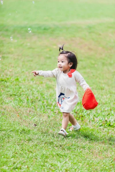 かわいい女の子 2-3 年の古い庭で遊ぶ — ストック写真