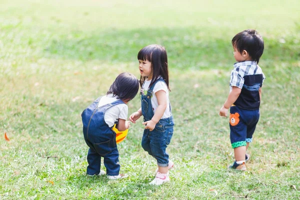 Lindos niños de 2 a 3 años jugando a la pelota en el jardín —  Fotos de Stock