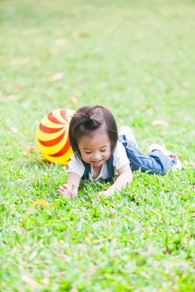 Şirin kız 2-3 yıl eski top oynamak Bahçe