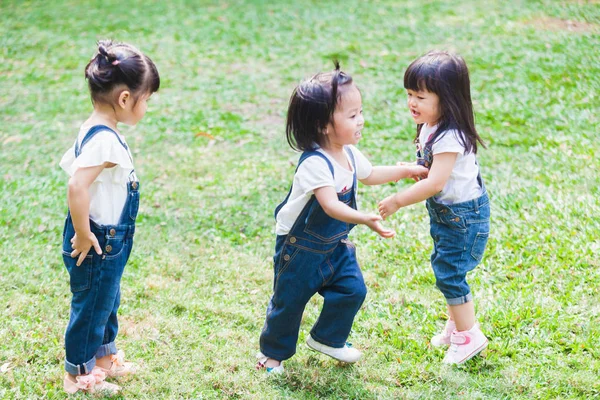 Enfants mignons 2-3 ans jouant à la balle dans le jardin — Photo