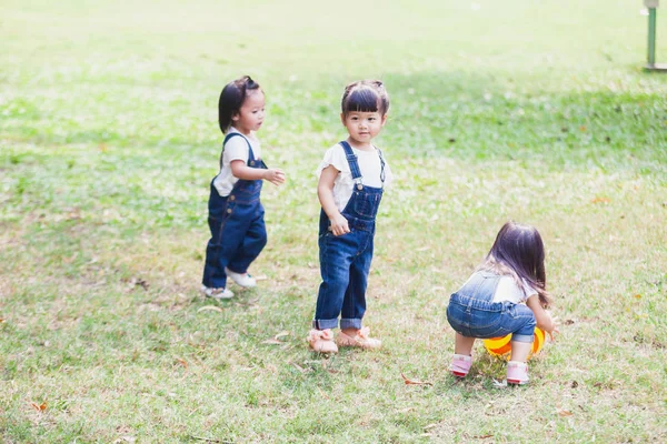 Cute Kids 2-3 år gammal spelar boll i trädgården — Stockfoto