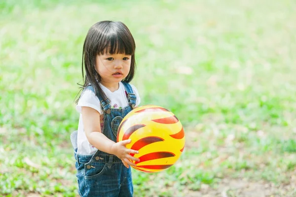 かわいい女の赤ちゃん 2 3 年古い再生ボール庭 — ストック写真