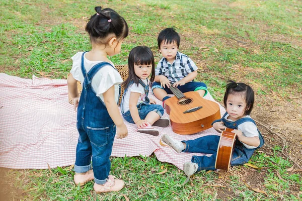 Lindo bebé niño y niñas 2-3Year viejo jugar en manta de picnic —  Fotos de Stock
