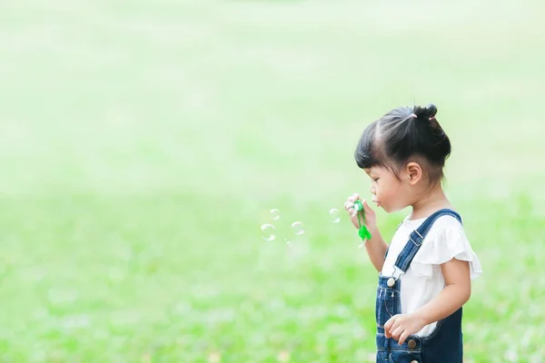 Chica feliz en el jardín jugando la burbuja —  Fotos de Stock