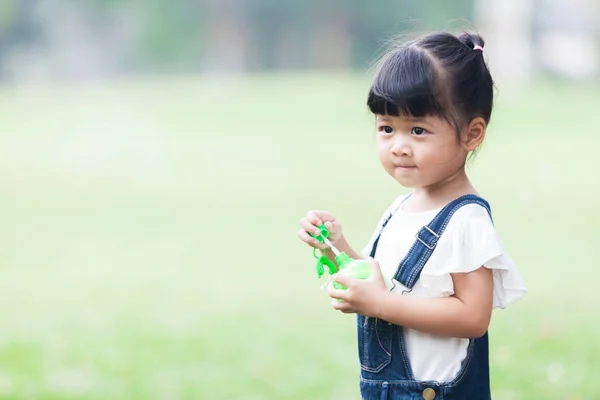 Chica feliz en el jardín jugando la burbuja —  Fotos de Stock