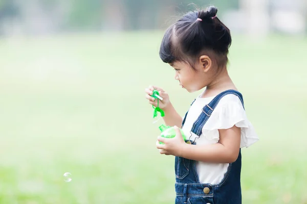 Chica feliz en el jardín jugando la burbuja —  Fotos de Stock