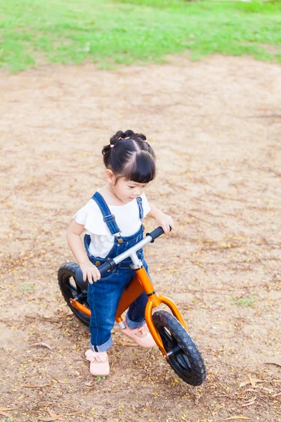 Mutlu kız binmek bisiklet