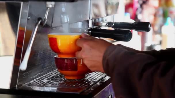 Бариста готовит кофе в кофейне — стоковое видео