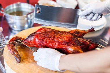 Kesme blok üzerinde kızarmış ördek