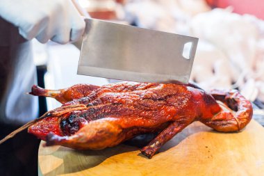 Kesme blok üzerinde kızarmış ördek