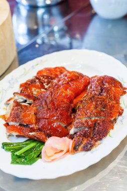 Kesme blok üzerinde kızarmış ördek