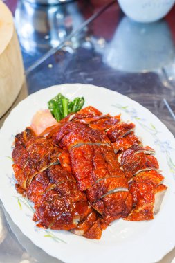 Kesme blok üzerinde kızarmış ördek