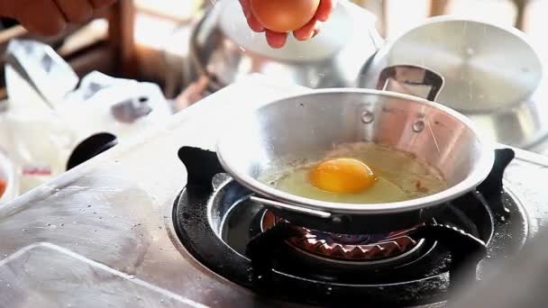 Шеф-кухар, роблячи смажений в олії яйце з китайським ковбасу і свинини доліва — стокове відео