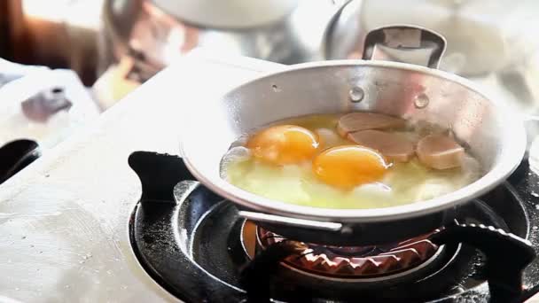 Chef Making Pan-Fried Egg com linguiça chinesa e cobertura de porco — Vídeo de Stock