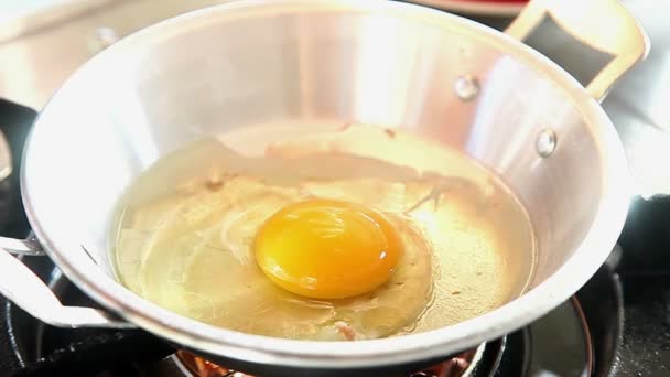 Шеф-повар готовит жареное яйцо с китайской колбасой и начинкой из свинины — стоковое видео