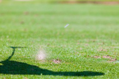 Çim Splash topu Golf oyuncu vuruş sonra