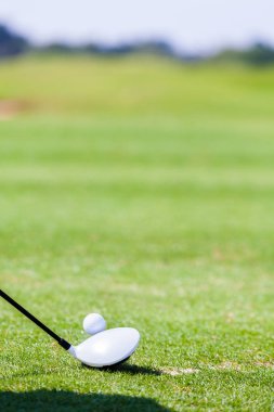 Golf topu tee hazır vurmak üzerinde