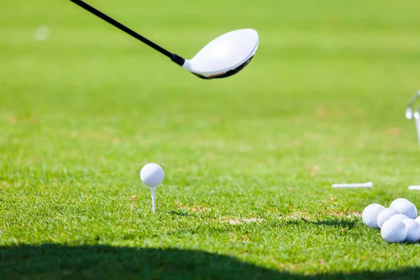 Golf topu tee hazır vurmak üzerinde