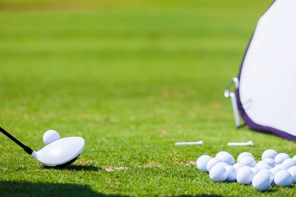 Golf topu tee hazır vurmak üzerinde