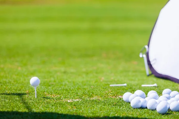 Golf topu tee hazır vurmak üzerinde