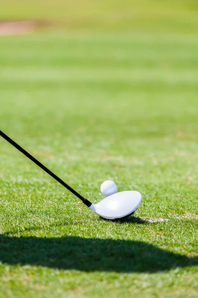 Golf topu tee hazır vurmak üzerinde