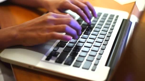컴퓨터 키보드에 작업을 입력 하는 여자의 손 — 비디오